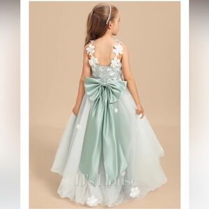 JJ's House Elta Size 6
Ivory-Agave Ball-Gown/Princess Bow Tulle Dress